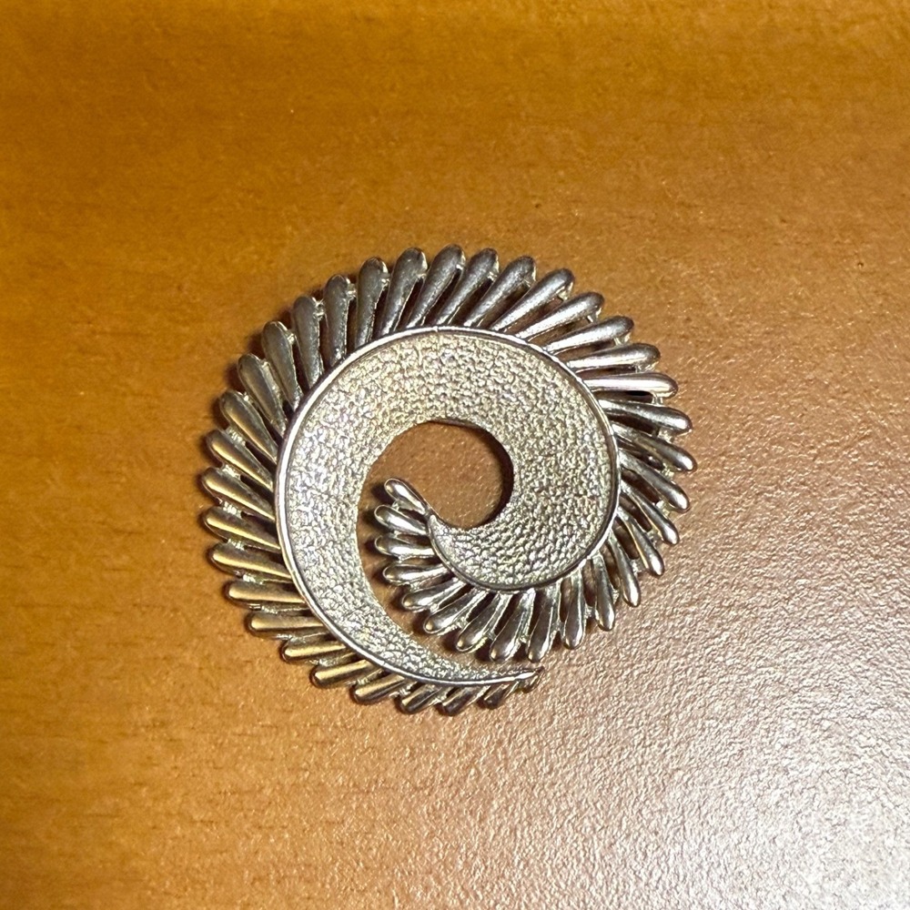Vintage Crown Trifari Silver Tone Ribbed Swirl Brooch Textured Spiral Pin 2"